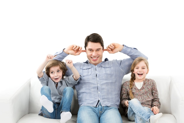 Émotions des fans. Famille regardant émotionnellement le jeu dans la salle. Isolé.