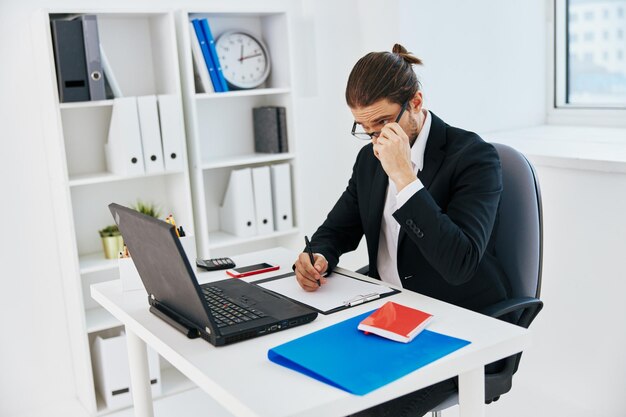 Émotions de travail d'employé de bureau devant la technologie d'ordinateur portable