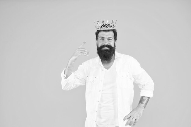 Motivation Complexe de supériorité Homme barbu vêtu de blanc Aimez-vous Célébration du carnaval de vacances Beau prince brutal Fond jaune Roi de la fête Homme égoïste égoïste Personne narcissique