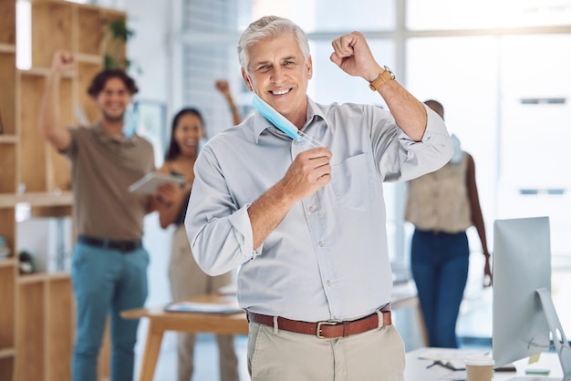 Motivation du succès du travail d'équipe et vision d'un homme d'affaires cadre supérieur heureux avec l'équipe de bureau Portrait de leadership d'un PDG d'entreprise mature avec un sourire prêt à travailler sur le développement de l'innovation