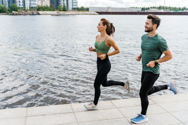 Motivation pour un mode de vie sain Les exercices d'endurance cardio utilisent une montre de fitness et une application Runners