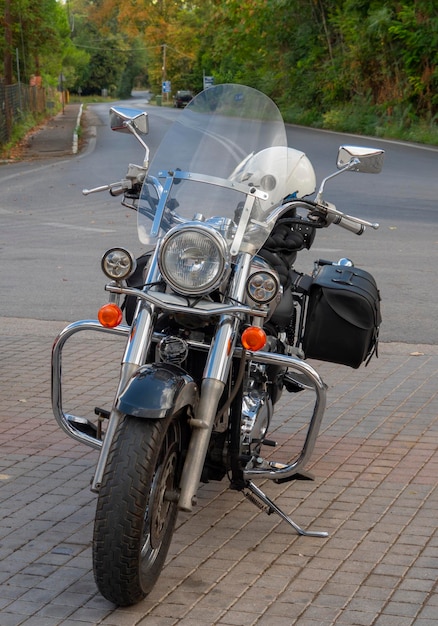 Une moto chopper se dresse sur la route en Grèce