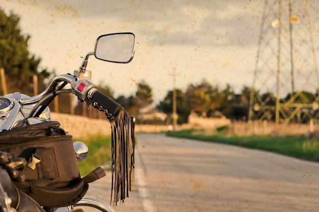 Moto chromée au bord de la route en ton sépia