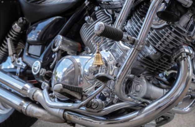 Moto classique dans le garage des douanes