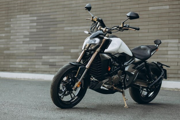 Photo une moto cool debout isolée avec un fond gris