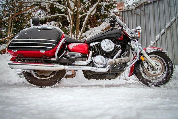 Moto dans le parking d'hiver à la maison