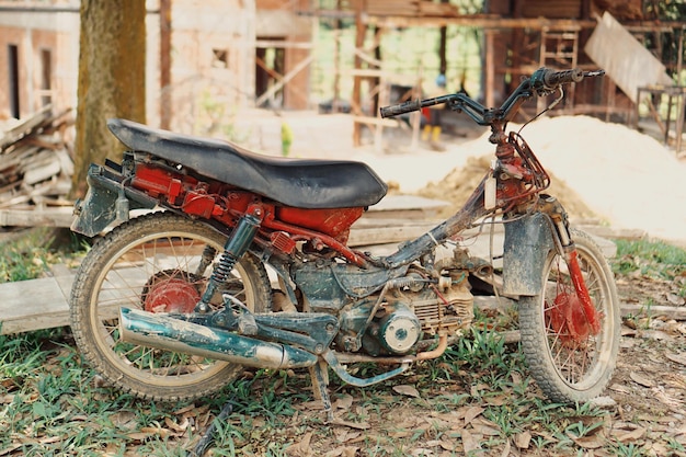 Photo une moto endommagée contre un bâtiment abandonné.
