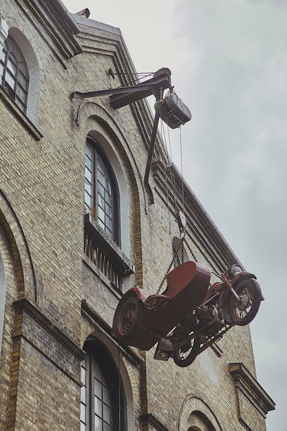 Une moto est suspendue à une grue dans la ville libre de Christiania à Copenhague. Danemark