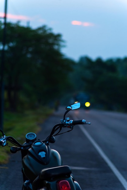 Photo moto garée à la lumière du lever du soleil