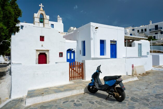 Moto garée près de l'église chrétienne orthodoxe