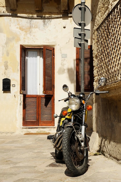 Moto jaune vintage debout dans la rue de la vieille ville italienne Lecce Pouilles Italie