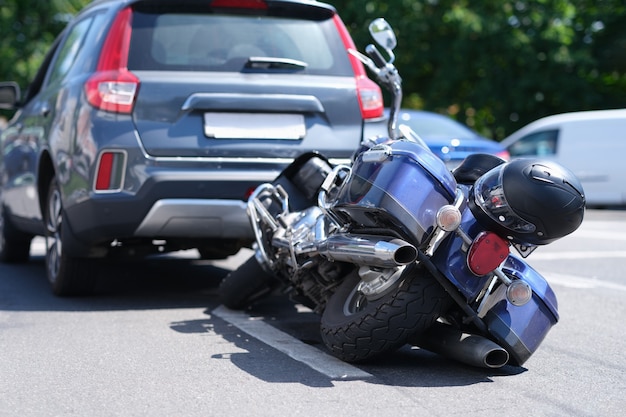 La moto a percuté l'arrière du véhicule