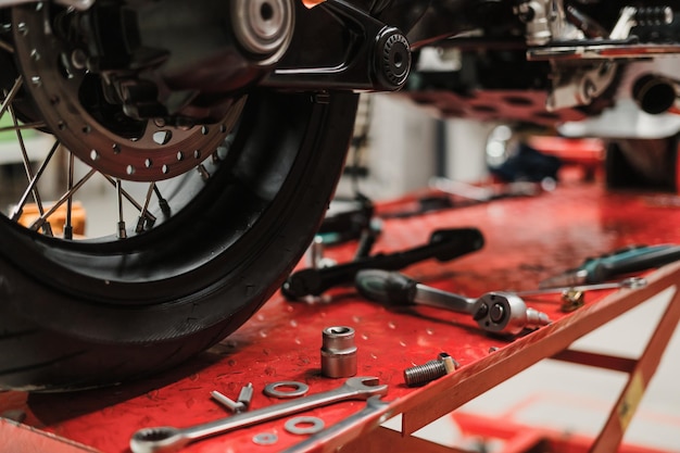 Moto personnalisée debout dans un atelier de réparation