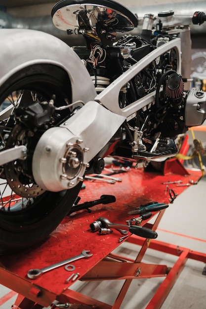 Moto personnalisée debout dans un atelier de réparation