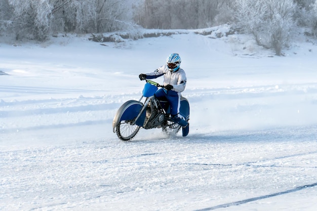 Moto sur pneus cloutés Winter Speedway Course de vélo extrême en hiver moto sur la glace du lac Baïkal gelé équipement de protection pour motocycliste Plaisir extrêmement dangereux en hiver à l'extérieur