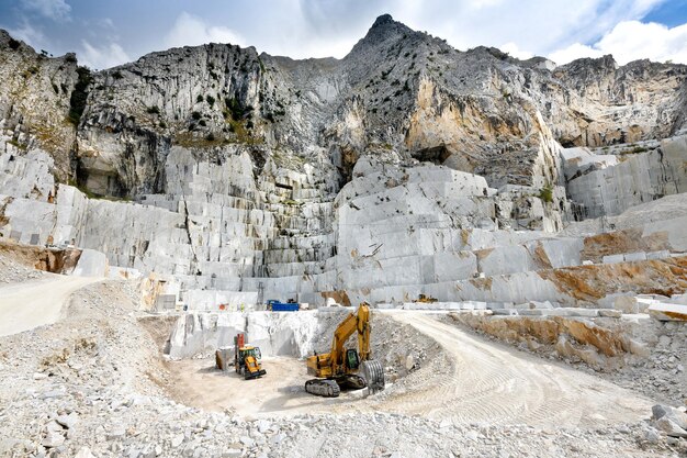 Photo moto sur des rochers par la montagne contre le ciel