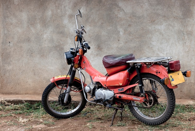 Moto rouge stationnaire, Tanzanie, Afrique