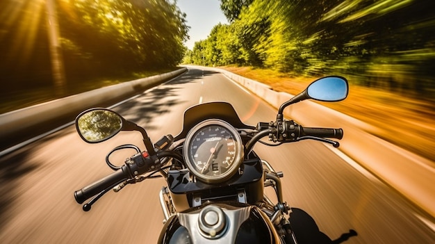 Une moto sur la route avec un compteur de vitesse à l'avant.