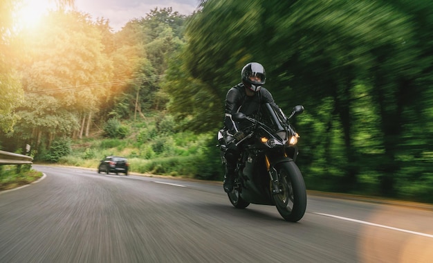 moto sur la route dans les montagnes. conduire sur la route vide lors d'un tour à moto. copyspace pour votre texte individuel.