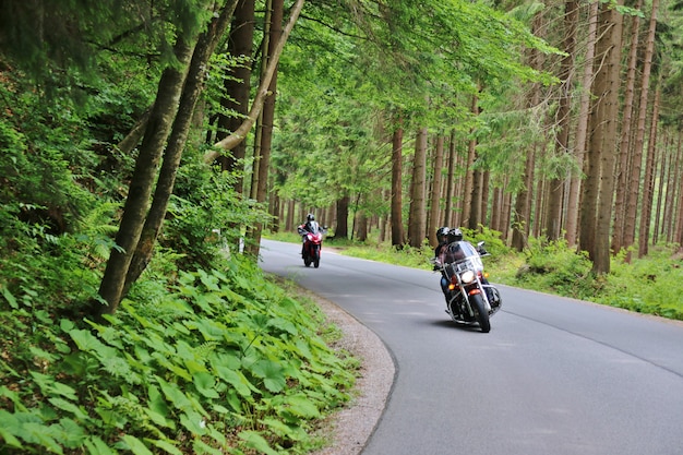 Moto sur la route rurale