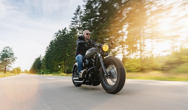 moto sur la route. s'amuser à conduire la route vide lors d'un voyage en moto. copyspace pour votre texte individuel.