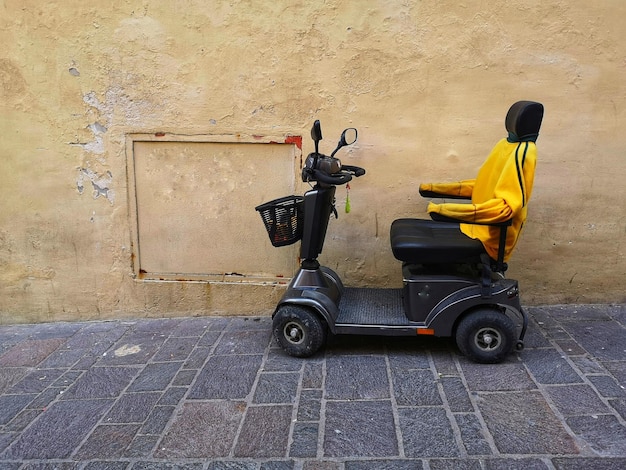 Photo moto sur la rue contre un immeuble en ville