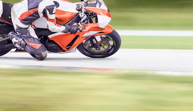 Moto se penchant dans un virage rapide sur autoroute