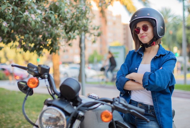 sur une moto en souriant