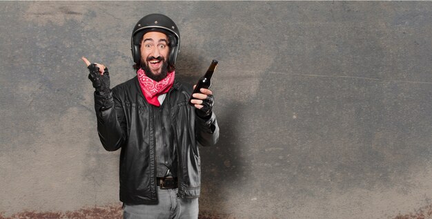 Motocycliste avec une bouteille de bière