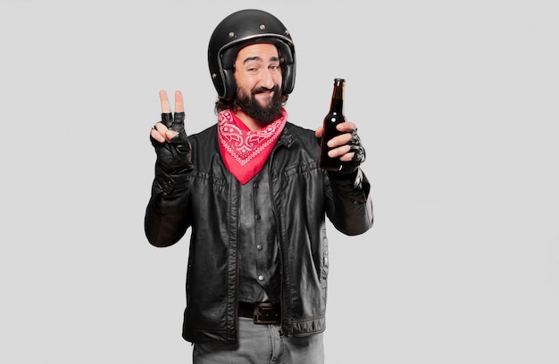 Motocycliste avec une bouteille de bière