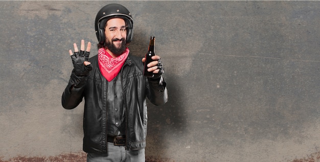 Motocycliste avec une bouteille de bière