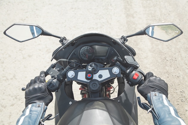 Motocycliste caucasien avec des gants noirs. Concept de transport