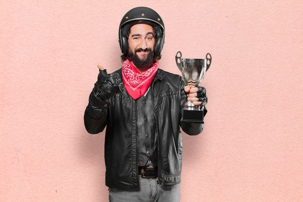 Motocycliste gagnant un trophée