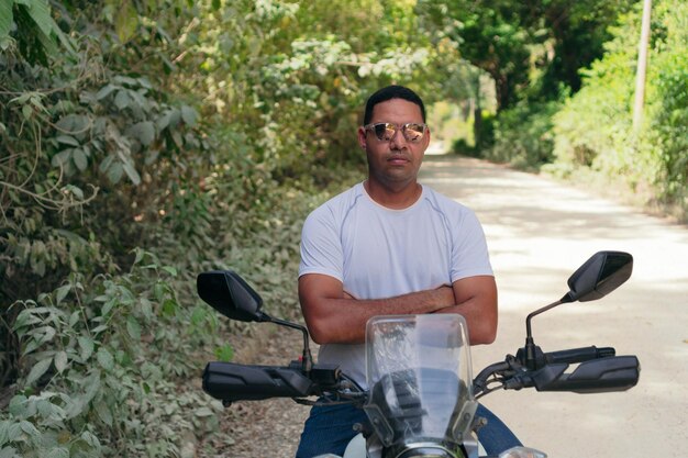 Motocycliste avec une moto de course en plein air