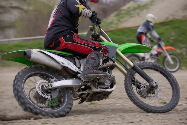 Le motocycliste professionnel motocycliste roule sur la piste.