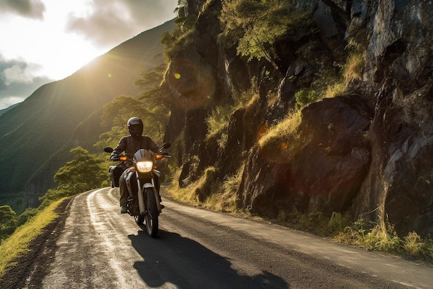 Un motocycliste sur sa moto dans un joli paysage montagneux