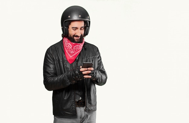 Motocycliste avec un téléphone intelligent