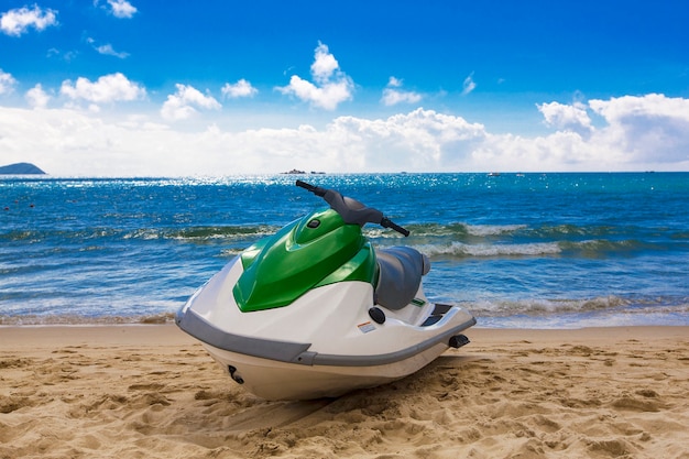 Motomarine naviguant dans les eaux tranquilles du Pacifique Sud.