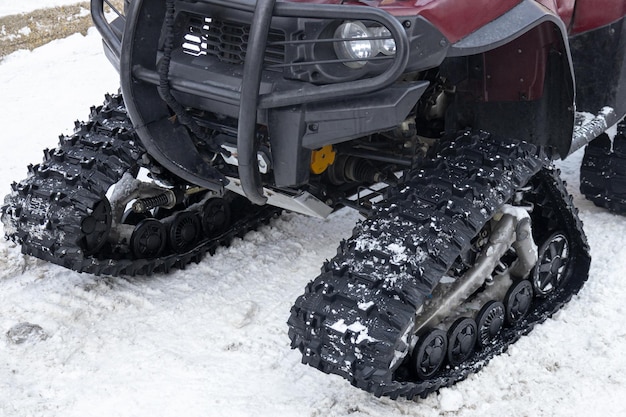 Motoneige. Gros plan d'une chenille pour conduire une machine.