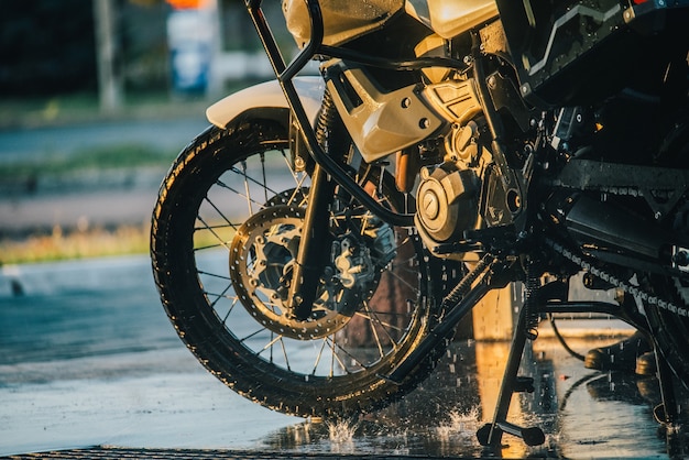 Motorcycle Car Wash. Une série de photos d'un motard lave sa moto au lave-auto. transport