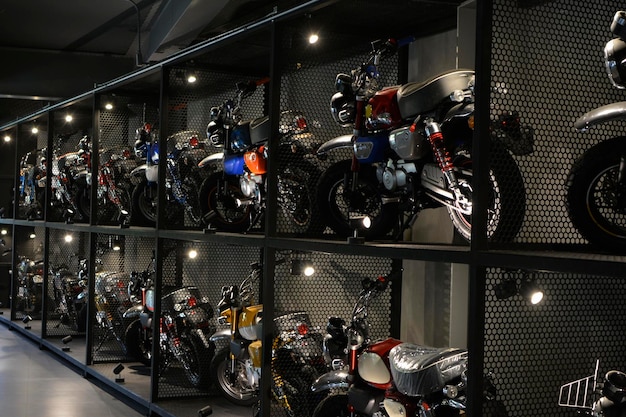 Les motos sont des motos garées dans de nombreuses voitures et modèles