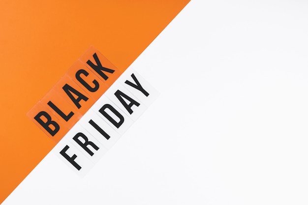 Les mots BLACK FRIDAY sur un fond élégant d'orange et de gris. Place pour votre information.