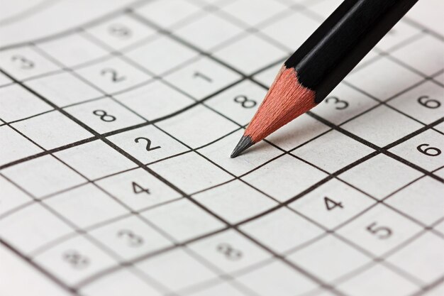 Photo mots croisés sudoku et crayon jeu de puzzle populaire avec des chiffres