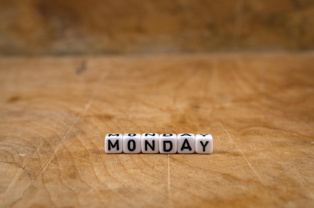 Photo des mots en cube sur la table en bois