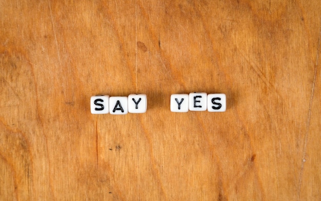 Photo des mots en cube sur la table en bois