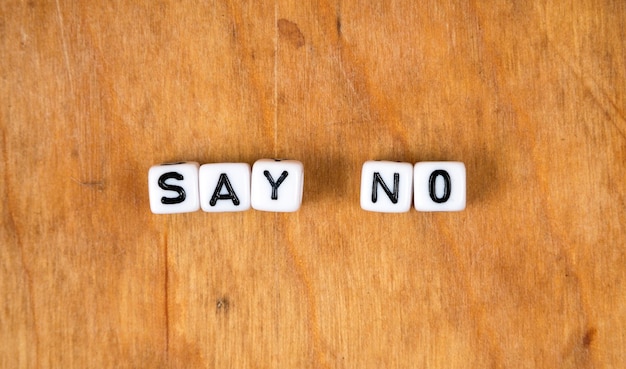 des mots en cube sur la table en bois