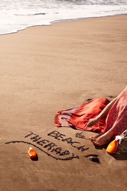 Des mots dans le sable sur l'été