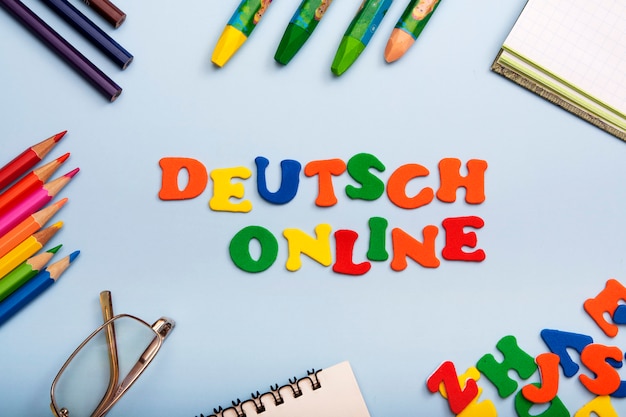 Mots deutsch en ligne composés de lettres colorées. Apprendre un nouveau concept de langue