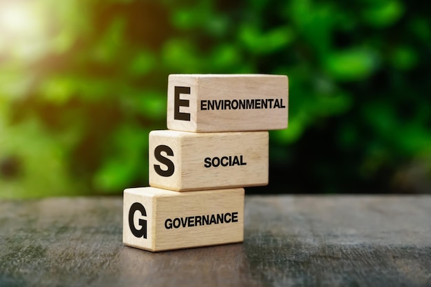 Mots ESG sur un bloc de bois et Conservation future de l'environnement et modernisation durable de l'ESG