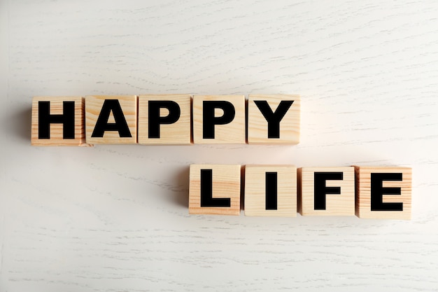 Mots HAPPY LIFE sur une surface claire